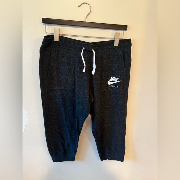 Women’s Nike Sweatpants Dark Grey Cropped SIze Extra Large XL Pull On Lounge - Picture 1 of 7